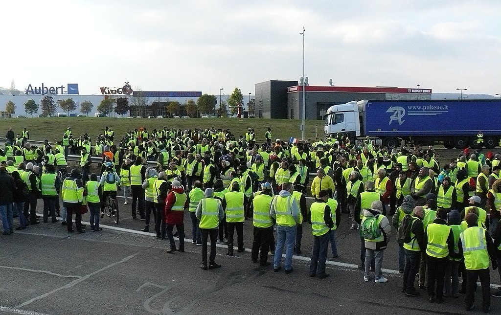 by Obier Manifestazione dei gilet gialli a Vaugine à Vesoul (Haute-Saône) - Licenza CC BY-SA 4.0
