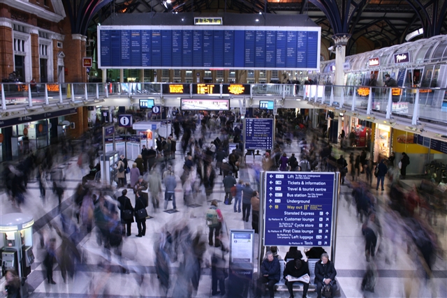 Stazione ferroviaria di Londra, ora di punta