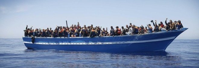 Barcone di migranti nel Mediterraneo