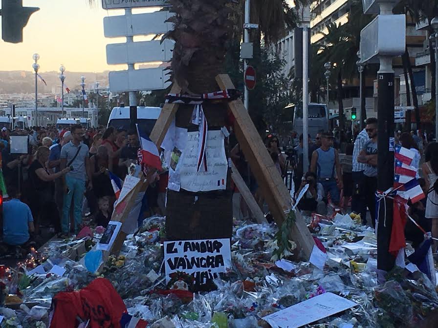 L’altare spontaneo a Nizza sui luoghi della strage dove troneggia la scritta: l’amore vincerà l'odio