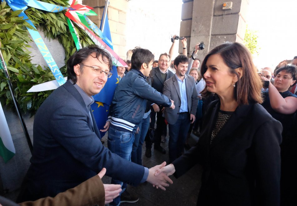 Laura Boldrini saluta i giovani federalisti europei sotto la targa dedicata a Luciano Bolis (fonte Il Secolo XIX)