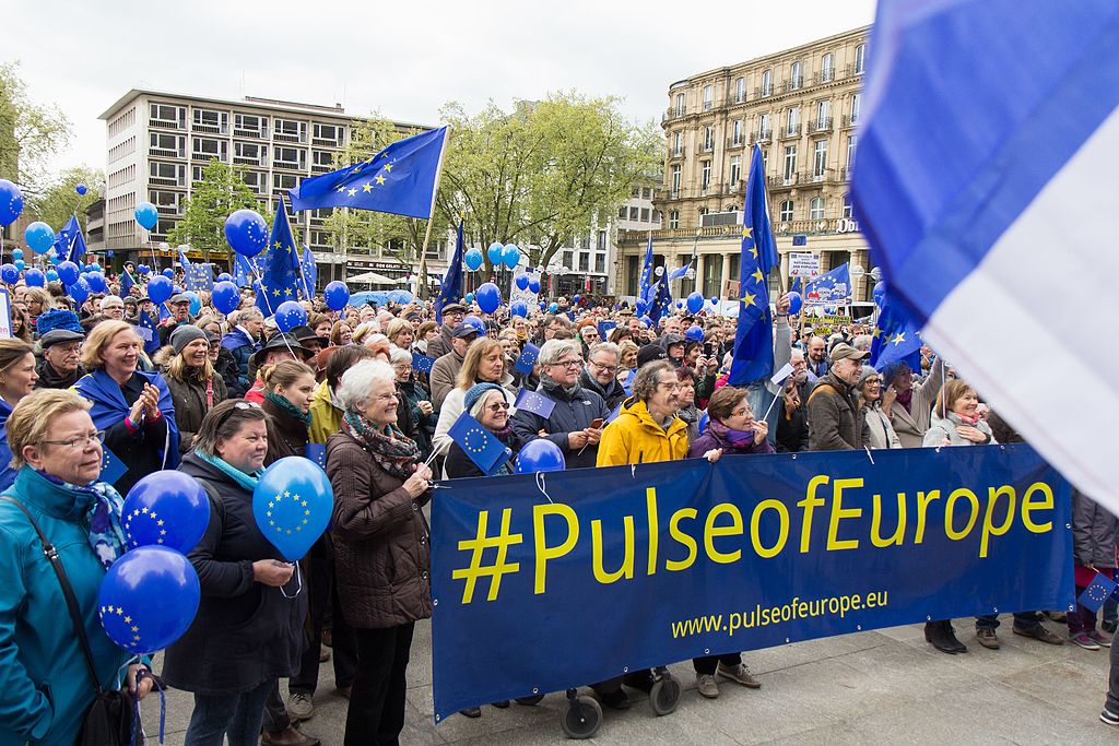 Pulse of Europe Demo in Köln, Roncalliplatz. Schwerpunktthema: Frankreich-Wahl, by Elke Wetzig, CC 4.0