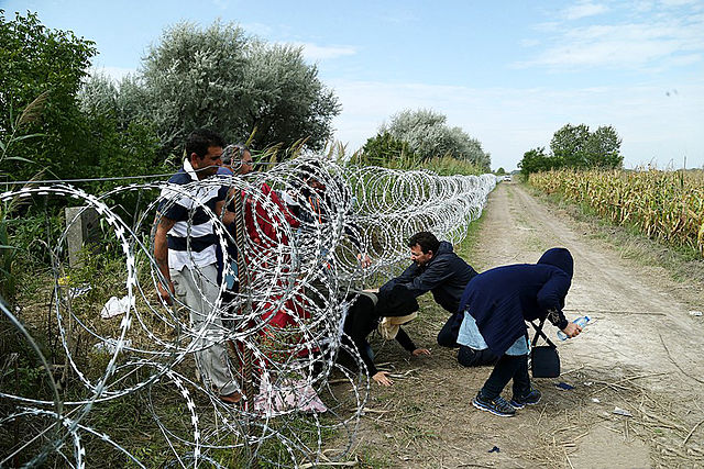 Migranti passano la frontiera tra Ungheria e Serbia