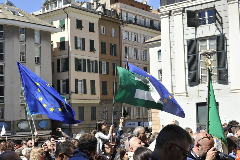 Le bandiere eurofederaliste in Piazza Matteotti - foto di Patrizia Traverso
