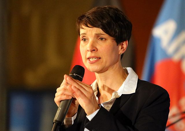 Frauke Petry durante un comizio di Afd, fonte Wikipedia Frauke Petry, capo partito di Afd Alternative for Deutchland, Alternativa per la Germania