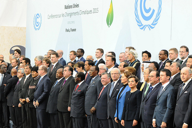 Foto di gruppo durante la COP21 (fonte: UNClimatechange, Flickr) Gli accordi di Parigi del 2015 per la COP21