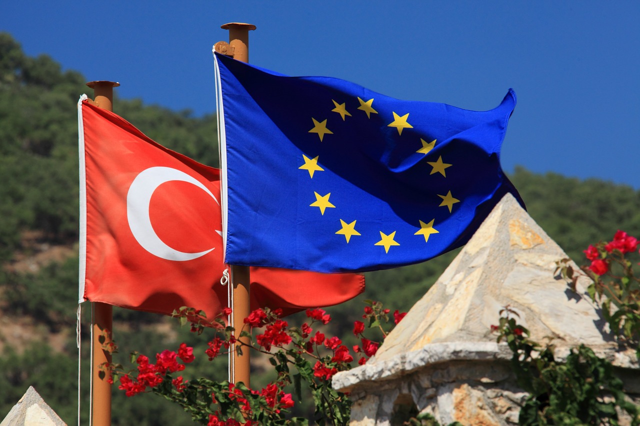 Le bandiere dell'unione europea e quella turca