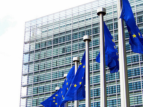 Le bandiere dell'Unione Europea davanti al palazzo della Commissione, a Bruxelles (Alvaro Millan CC BY-ND 2.0) Europa al bivio (Alvaro Millan CC BY-ND 2.0)