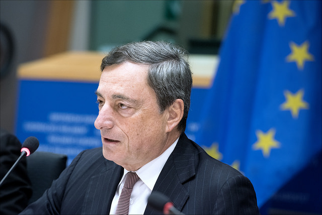 Mario Draghi al PE, "© European Union 2014 - European Parliament" (Attribution-NonCommercial-NoDerivs Creative Commons license) Mario Draghi al PE, "© European Union 2014 - European Parliament" (Attribution-NonCommercial-NoDerivs Creative Commons license)