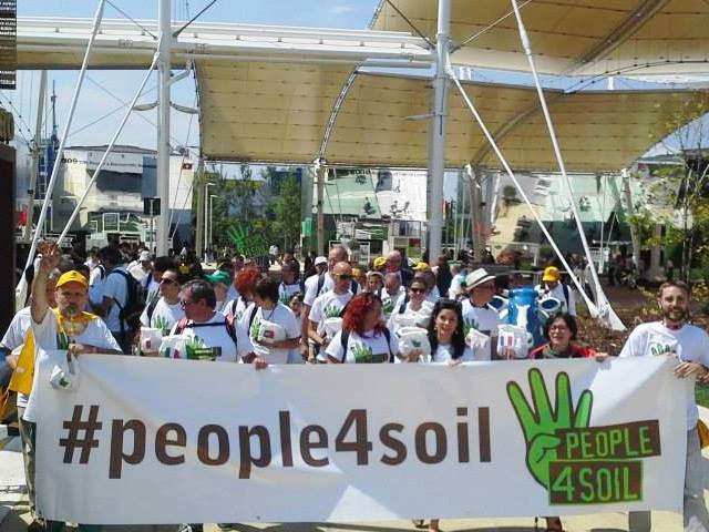 Manifestazione People4Soil (fonte facebook People4Soil)