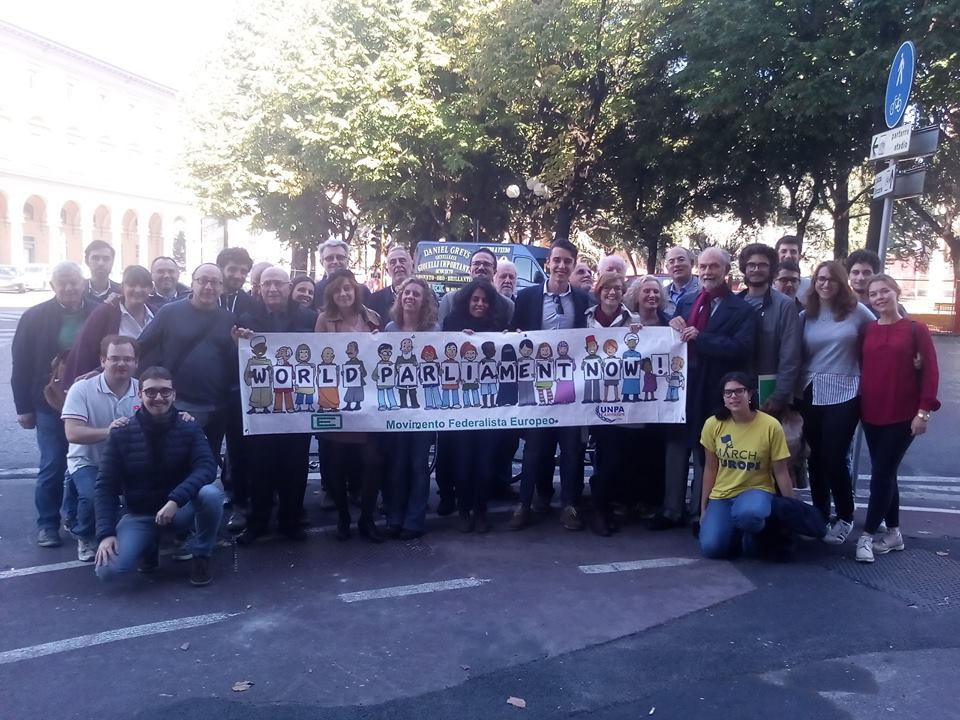 Firenze, 15 ottobre 2017. Azione per il Parlamento mondiale. Ufficio del dibattito MFE-GFE. Firenze, 15 ottobre 2017. Azione per il Parlamento mondiale. Ufficio del dibattito MFE-GFE.