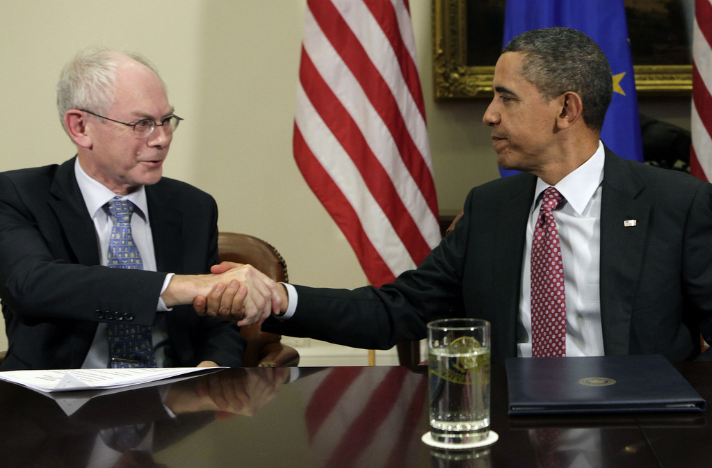 President of the European Council, Herman Van Rompuy, and President of the United States, Barack Obama, shake hands concluding the EU-US Summit, Washington, 28 November, 2011 (fonte flickr)